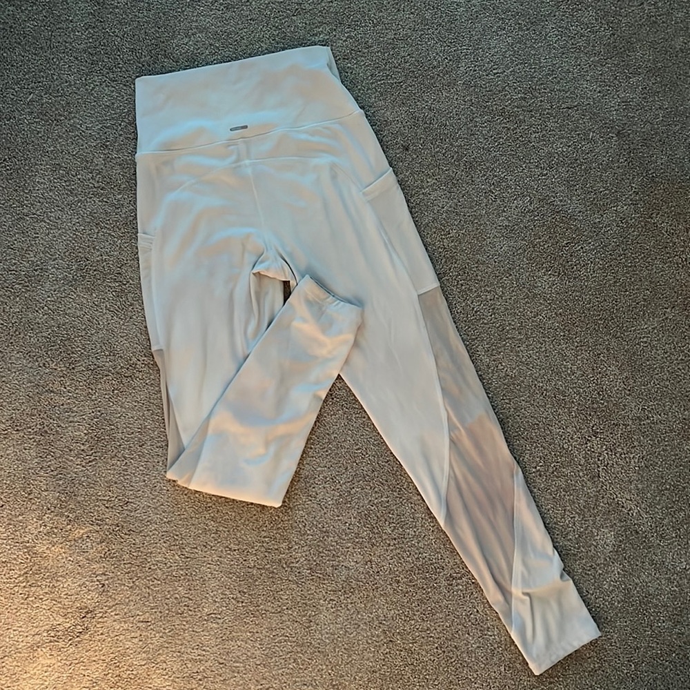 White Aerie leggings with mesh and side pockets